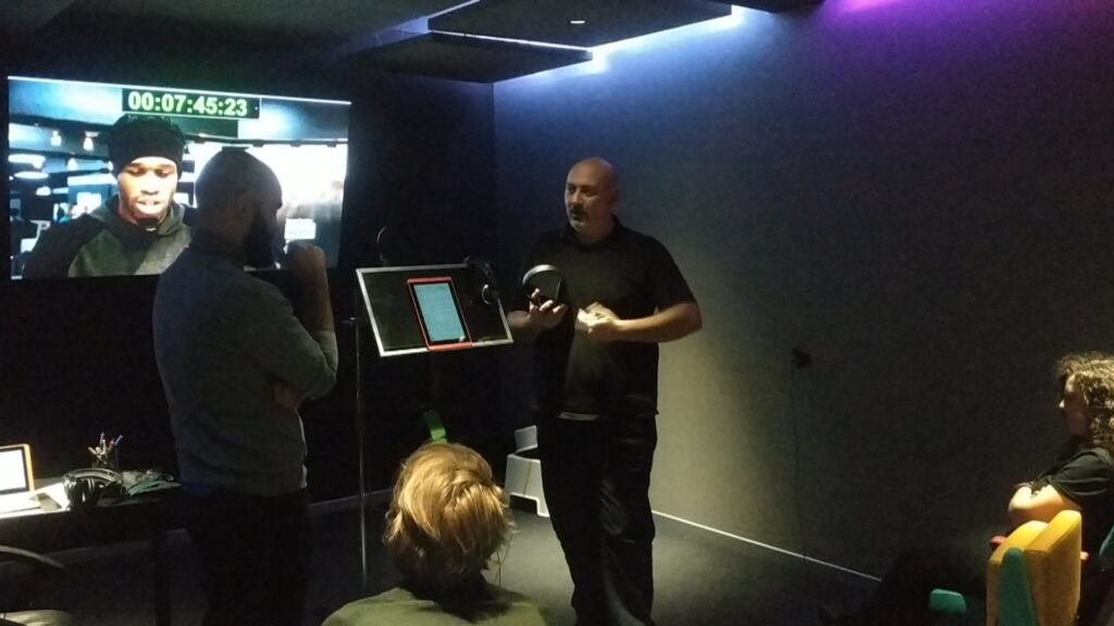 Carlos Moreno Minguito impartiendo una clase de tecnicas de sonorización de formatos televisivos, documentales.