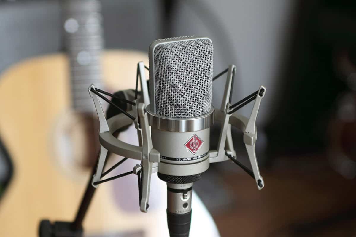 Micrófono premium Neumann TLM 102 para directivos que buscan la máxima excelencia sonora