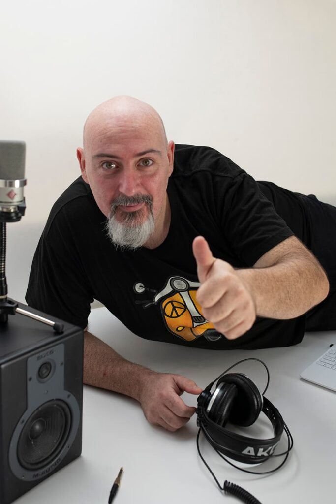 Carlos Moreno Minguito, especialista en habilidades de comunicación y profesional de la voz, en su estudio con equipo de audio profesional.