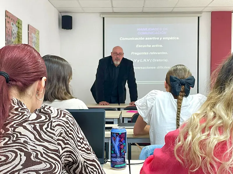 Carlos Moreno Minguito impartiendo una master class sobre habilidades de comunicación en la Escuela Oficial de Protocolo.