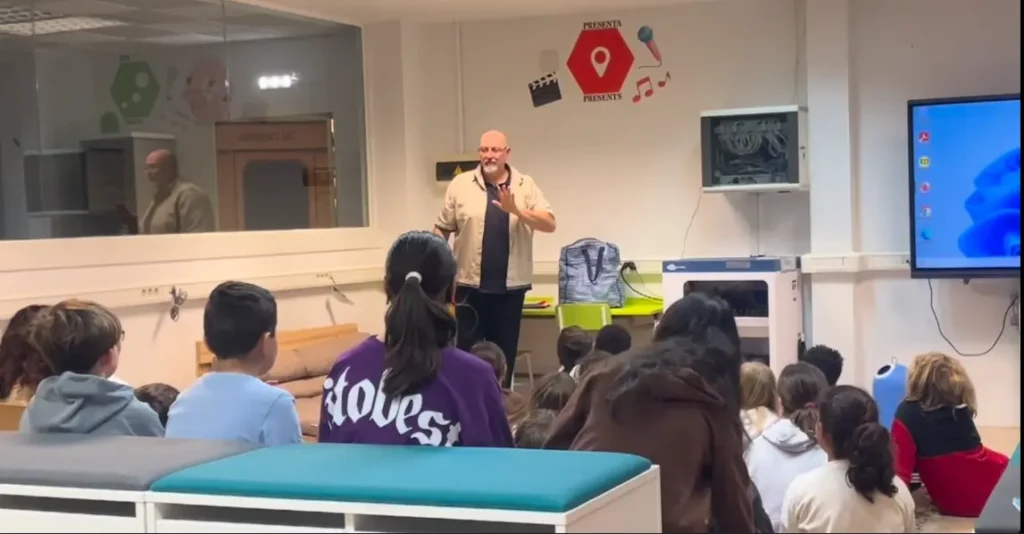 Formación en habilidades de comunicación para niños: aprendiendo a crear un pódcast desde la pasión por contar historias y la expresión emocional.