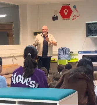 Formación en habilidades de comunicación para niños: aprendiendo a crear un pódcast desde la pasión por contar historias y la expresión emocional.